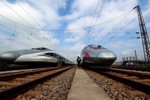 双高铁列车于铁轨上待命