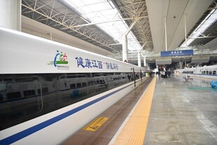 高铁站台上的高速列车