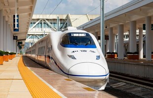 高铁站的高速列车