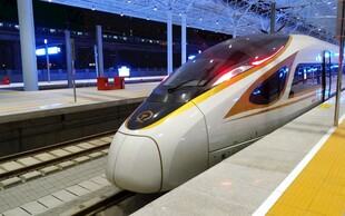 高铁站台上的高速列车