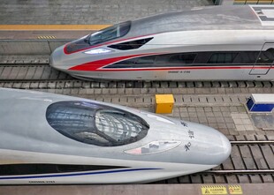 多型号高速列车齐聚轨道