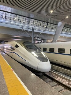 高铁站台上的高速列车