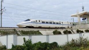 高速列车行驶于户外场景