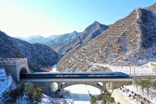 雪中山间高铁桥壮丽景观