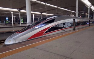 高铁站的流线型高速列车