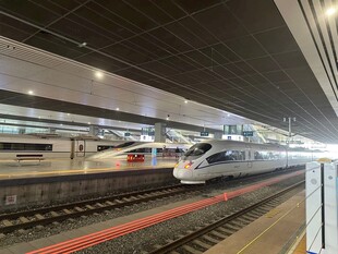 高铁站台上的高速列车