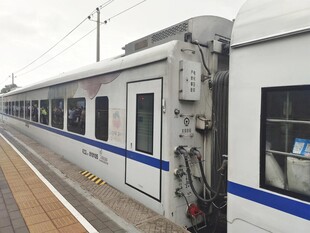 停靠站台的现代列车