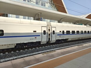 高铁站台上的白色高速列车