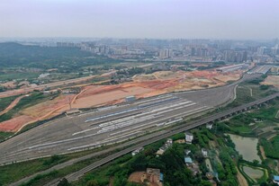 俯瞰城市建设中的铁路区域