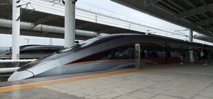 高铁站的高速列车
