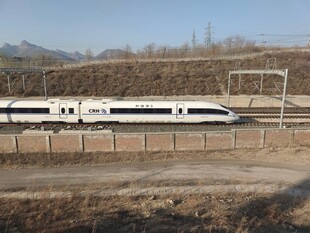 高速行驶的现代化高铁列车