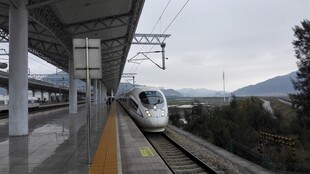 高铁站台上的疾驰列车