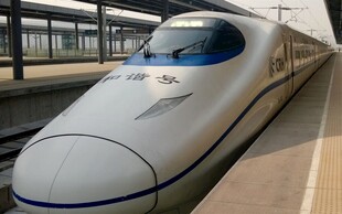高速列车停靠车站