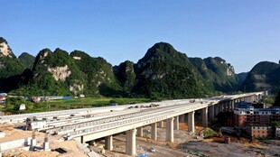 青山间的高架桥风景