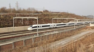 高速列车行驶于开阔路段