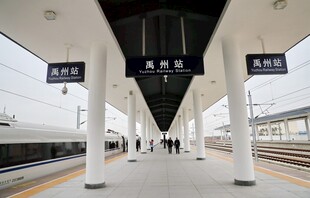 现代高铁站空旷候车区域
