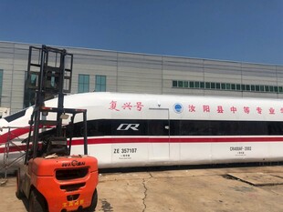 叉车旁的高速列车