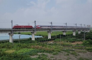 高铁跨越田野与水域