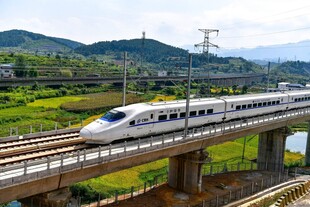 高速列车穿梭于青山绿水间