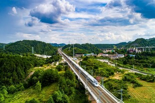 高铁穿梭于青山绿野间