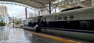 站台边的高速列车