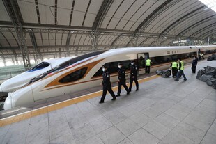 高铁站台上的高速列车