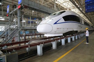 站内停靠的现代化白色高铁