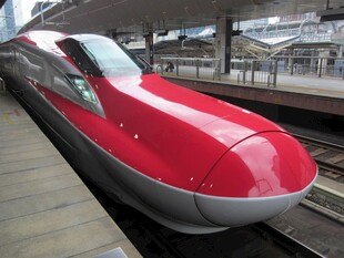 红色高速列车停靠站台