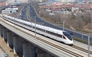 高架桥上飞驰的现代列车