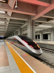 高铁站台上的高速列车