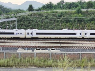 高速列车穿行于青山之间