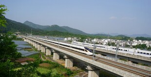 高铁穿行于山水桥梁间