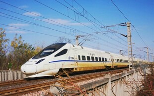 高速行驶的现代化动车组