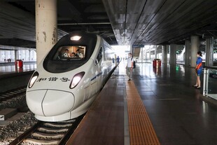高铁站台上的高速列车