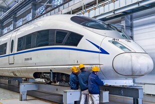 工人检修高速列车