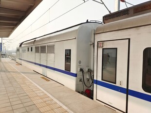 停靠站台的一列白色列车