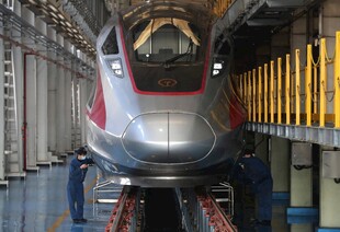 高速列车于检修车间内