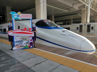 高铁站的高速列车与展示台