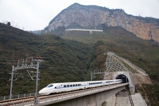 高铁穿行山间隧道