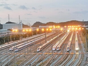 黄昏下的繁忙铁路编组站