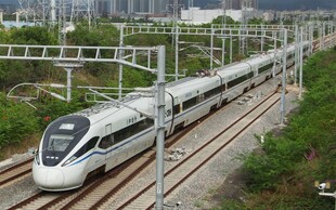 高速列车行驶在铁轨上