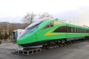 绿色流线型现代高速列车