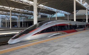 高速列车停靠现代车站