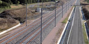 俯瞰铁路与公路并行场景