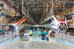 高铁生产车间繁忙景象