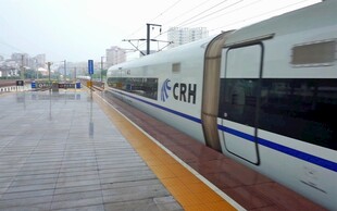 站台边的高速列车