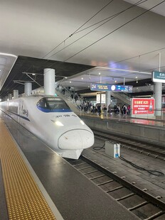 高铁站台上的白色高速列车