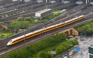 高速列车穿梭于城市景观