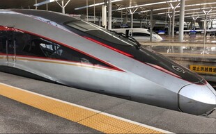 高速列车停靠车站