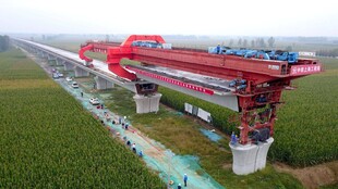 大型架桥机施工壮观场景